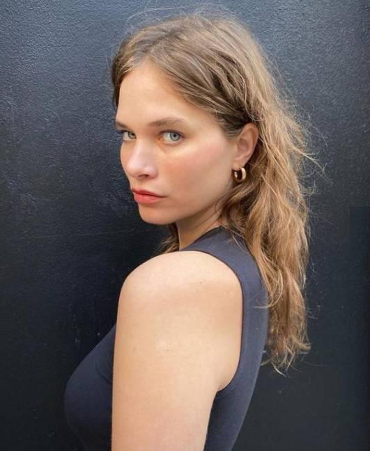 La triste noticia fue confirmada por su hermana, Lila Joy, a través de Instagram. “Ayer, mi familia recibió la noticia de que nuestra dulce, fabulosa, creativa, cariñosa y divertida Eva; mi hermosa hermana, murió”, compartió Lila, expresando el shock que siente al tratar de aceptar la pérdida.