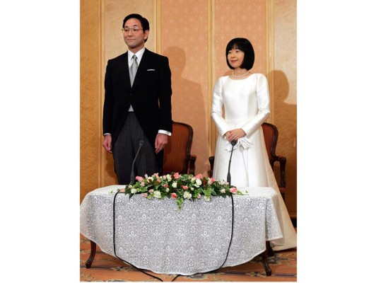 Princesa sayako<br/>Años antes de que la princesa Mako de Japón se viera obligada a renunciar a su título, estaba esta princesa japonesa, la única hija del emperador Akihito. Cuando se casó con el plebeyo, Yoshiki Kuroda, dejó atrás la casa imperial y todos los beneficios que la acompañaron.
