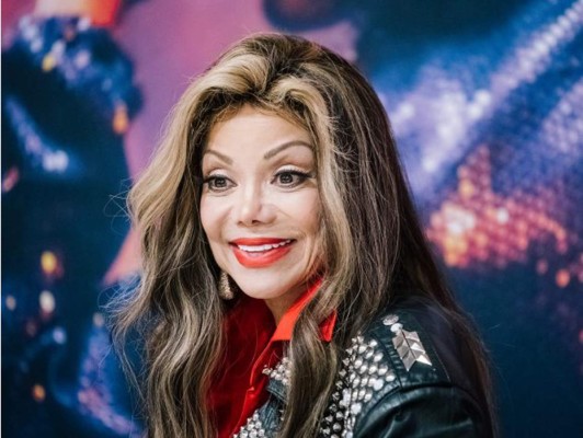 Latoya Jackson. Los estiramientos faciales y las rinoplastias han hecho que tenga un aspecto extraño y antinatural