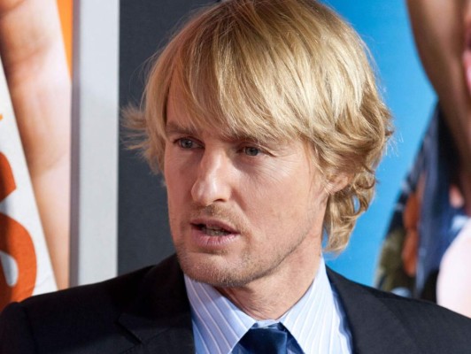 Owen Wilson. La caracteristica nariz chueca fue el resultado de dos accidentes diferentes.