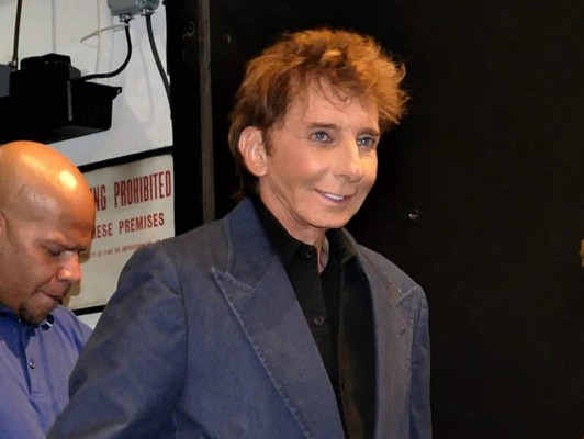 El cantante Barry Manilow se fracturó la nariz mientras caminaba por su habitación de noche y de repente chocó contra una pared.