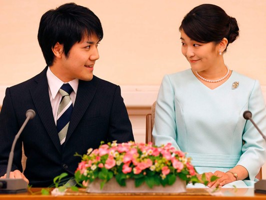 Princesa Mako<br/>La princesa Mako de Japón es una de las realeza más recientes en renunciar a su título de amor. En 2021, rechazó su derecho al trono a favor de casarse con el plebeyo Kei Komuro. Sin embargo, la declaración no fue necesariamente su elección. Según la ley real japonesa, una mujer real debe renunciar a su título si su pareja carece de un título aristocrático.