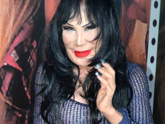 Lyn May. De joven, esta vedette robó suspiros y era elogiada por su cuerpazo. Sin embargo, con el paso de los años Lyn May se sometió a diversas cirugías estéticas, lo que le trajo malos retoques y trabajos que no la hacen ver nada bien.