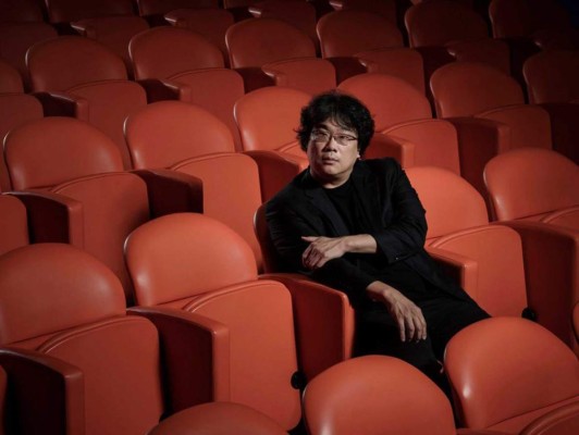 BONG JOON-HO TIENE UNA EXITOSA CARRERA. Parasite es el séptimo film del director surcoreano que ya ha dado de que hablar con películas como Memories of Murder (2003), que llevó a la pantalla grande la historia de un asesino serial de Corea del Sur. La película ganó un galardón en el Festival de Cine de San Sebastián. Tres años después, regresó con Host (2006) disponible en Netflix, sin imaginar que se convertiría en la película más taquillera de Corea del Sur. Host nos cuenta la historia de un monstruo que secuestra a la hija de un hombre que debe cumplir una difícil misión de salvarla. En 2009, Joon-ho, sorprende de nuevo con su clásico Mother, un aclamado drama/thriller sobre una madre que busca demostrar que su hijo, acusado del asesinato de una joven, es inocente. En 2013 presentó Snowpiercer, película en la que fichó a actores como Chris Evans, Tilda Swinton, Octavia Spencer y Alison Pill, una ciencia ficción coreana, grabada en inglés, sobre cómo la humanidad intenta frenar el calentamiento global a través de la ingeniería climática, lo que causa una edad de hielo. Incansable y creativo, se unió a Netflix para producir Okja (2017) en la que trabajó con grandes talentos de Hollywood, como Jake Gyllenhaal, Paul Dano y Tilda Swinton.