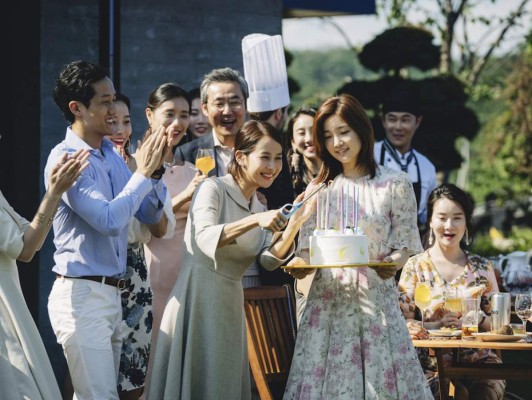 UN FILM EMOCIONAL. Cuando Parasite está en su momento cumbre las emociones de la audiencia vienen y van de manera acelerada. La visión del mundo de Bong Joon-ho se ve más clara: triste, dura. sombría e implacable. Todos logramos sentir esa misma impotencia, terror y ansiedad de los personajes, es cuando la comedia se diluye y se revela finalmente la brecha cada vez mayor entre ricos y pobres. Bong Joon-ho asegura que se inspiró en parte en sus propias vivencias para desarrollar el guión. Cuando era joven trabajó como maestro particular en casa de una familia acomodada en Corea del Sur. En algunas entrevistas él mismo confesó haberse sentido un intruso dentro de esa familia al vivir en un mundo al que no pertenecía.