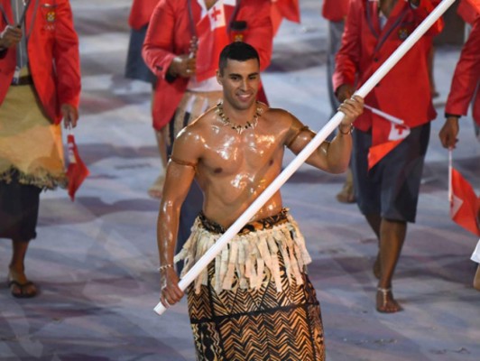 Pita Taufatofua, el abanderado del Reino de Tonga (Oceanía), compite dentro de la disciplina de taekwondo <br/>