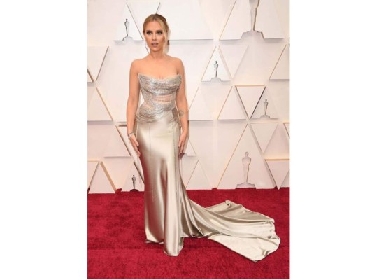 Scarlett Johansson lució un diseño en seda, cadenas, transparencias de la firma Oscar de la Renta.