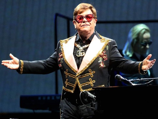 Elton John cancela concierto por episodio de neumonía   