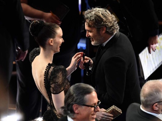 La romántica imagen de Rooney Mara y Joaquin Phoenix