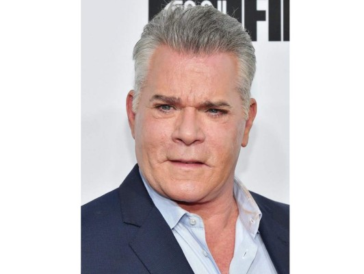 Ray Liotta. Su rostro se ve hinchado por las cirugías e incluso ha perdido ese atractivo que lo seguía en su juventud.