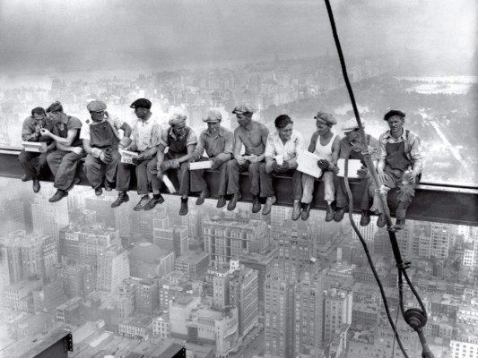 Almuerzo en las alturas<br/>¿Qué es mejor que comer a 256 metros de altura? Estos hombres ayudaron a construir la famosa torre Rockefeller. <br/>
