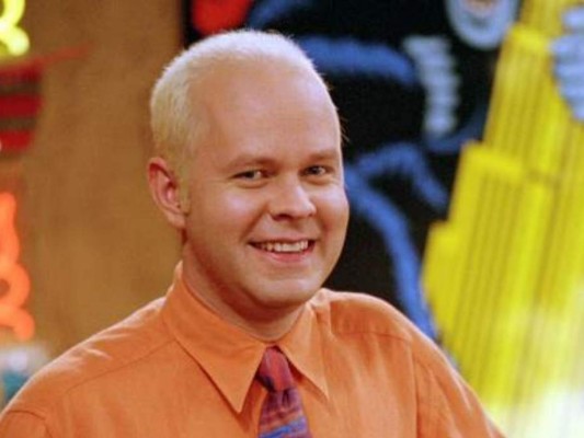 James Michael Tyler<br/>Más conocido por su papel de Gunther en Friends, murió a los 59 años. Él padecía cáncer desde hace años, y no pudo participar en el reencuentro que se celebró hace unos meses con todo el reparto de la serie.
