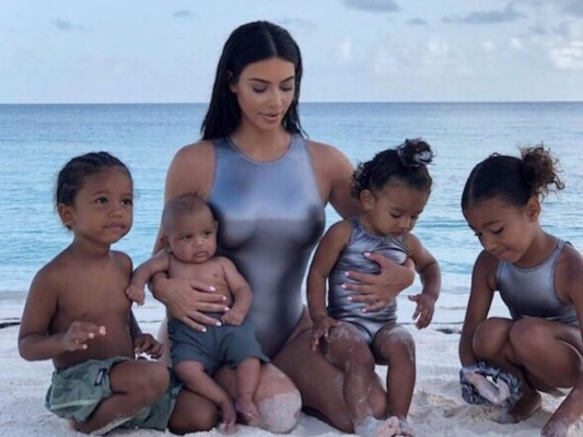 'Ser mamá lo es todo'<br/>Kim dijo una vez que incluso si estuviera en su lecho de muerte, seguiría cumpliendo un compromiso laboral. Pero no hay trabajo en el que trabaje más que ser madre de sus adorables hijos.<br/>'Ser madre lo es todo', expresó, 'Es la mejor sensación del mundo'.<br/>