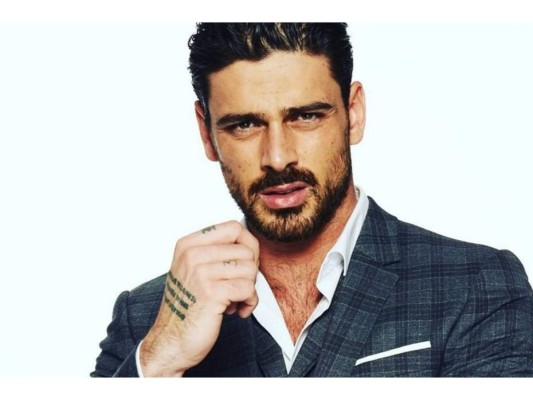 Ejemplo de ello es que después del estreno de la película, su cuenta de Instagram, alcanzó los cinco millones de seguidores en menos de un mes, pues sus fans lo consideran el nuevo y mejorado Christian Grey.
