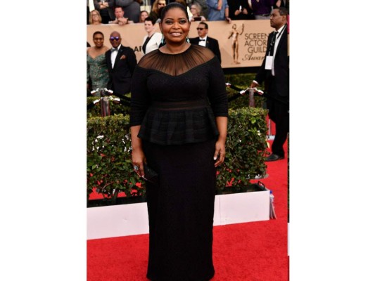 Octavia Spencer en un maxi dress negro con transparencias