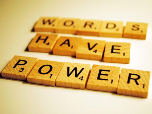 3. Cuida tus palabras. Elígelas cuidadosamente ya que estas deben apoyar tus deseos. Cuando hables con otras personas, utiliza palabras poderosas y positivas para describir tus pedidos. No te hagas auto-sabotaje diciendo o pensando 'el amor no es para mí', 'nunca encontraré al hombre perfecto', ese y otros mensajes tendrán su consecuencia.