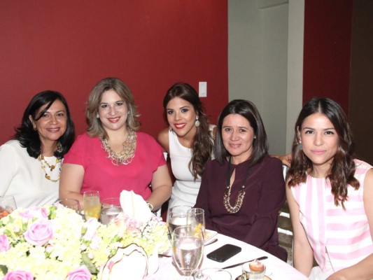 Alegre shower para María José Welchez  
