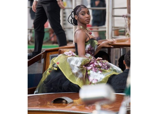 Normani<br/>La ex integrante del grupo Fifth Harmony, vestió un elegante vestido entallado del busto del que salía un cancán con un estampado floral.<br/>