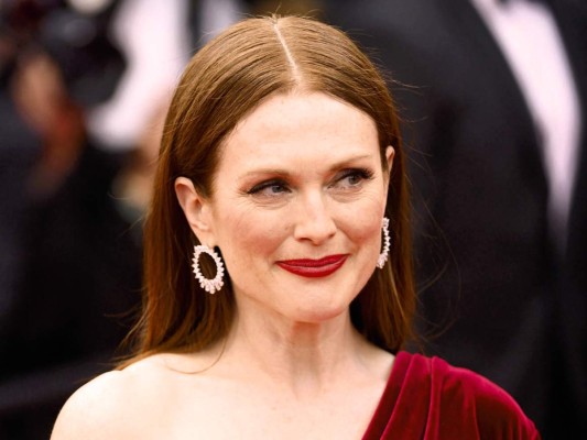 Julianne Moore. La sorpresiva muerte de su madre fue víctima de un shock séptico, situación que la llevó a cuestionarse sobre su propia fe.'Cuando murió mi madre, aprendí que no existe un más allá. Las estructuras son impuestas; imponemos un orden y una narrativa para todo, con tal de poder entenderlo. Por lo contrario, no hay nada más que caos'