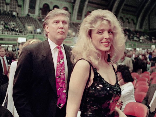 Aparentemente, Marla Maples y Donald Trump iniciaron su romance mientras este último estaba casado con Ivanna Zelníčková, lo cual podría ser cierto considerando que ambos se casaron en 1993 –un año después del divorcio de Trump. Maples es originaria de Georgia y una reina de High School. Era modelo y aspirante a actriz.