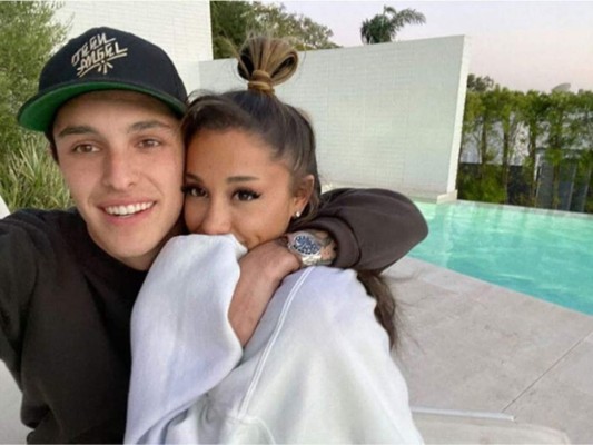 Ariana Grande presenta a su nuevo novio, Dalton Gomez  