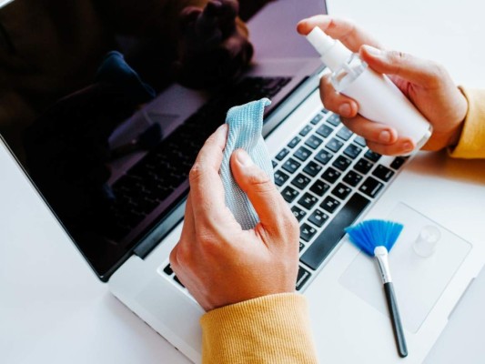 3.Teclado y mouse de la computadora<br/>Es importante desinfectarlos diariamente ya que muchas veces tocamos esos objetos y luego llevamos nuestras manos a los ojos o a la boca. Para esto se pueden emplear toallitas desinfectantes.<br/>