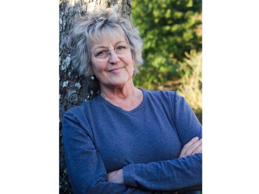 14. Germaine Greer es una académica, escritora, y locutora australiana reconocida por ser una de las representantes feministas más importantes del siglo XX. Por su libro 'La mujer eunuco' fue reconocida mundialmente causando controversia por su experiencia sobre el sexo lésbico, la violación, el aborto, la infertilidad, los matrimonios fallidos.