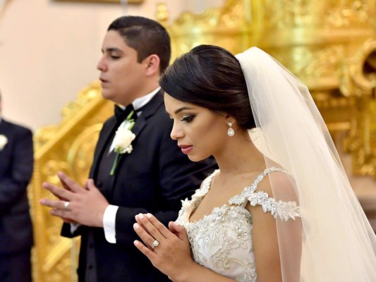 Scarleth Sandres y Manuel Cálix durante su boda religiosa