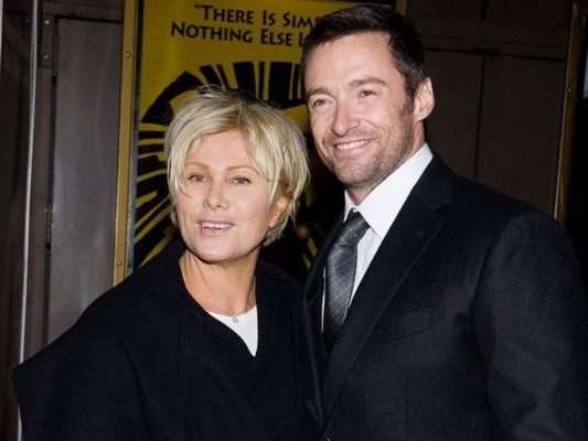 3. Está casado desde 1995 con la actriz y productora Deborra-Lee Furness, quien es 13 años mayor que él.