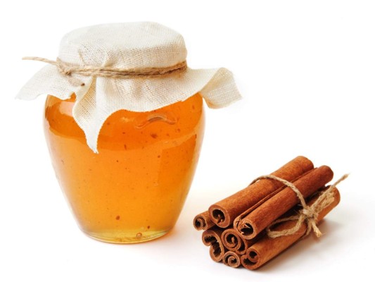 Mezcla bien cuatro cucharaditas de miel con una cucharadita de canela en polvo hasta formar una pasta. Aplica en el rostro, enfatizando en la zona donde tienes puntos negros. Deja actuar por 20 minutos y retira con agua templada.