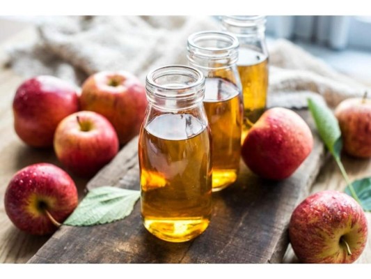 Vinagre de manzana: Si enjuagas tu boca con un poco de vinagre de manzana diluido en medio vaso de agua puede ayudar a prevenir las náuseas y a refrescar el aliento.