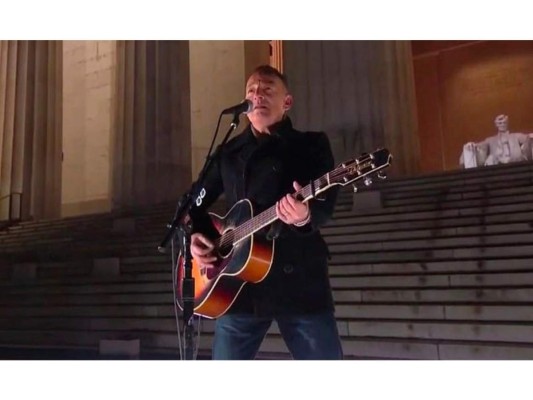 Bruce Springesteen arrancó la noche con el tema Land of Hope and Dreams. ''Deja atrás tus tristezas. Deja que este día sea el último, mañana saldrá el sol y toda esta oscuridad pasará'', cantó.