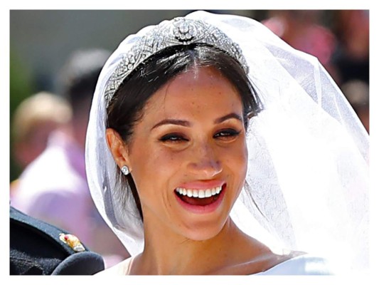 A la llegada de Meghan a la capilla de St. George con la tiara, la cuál tiene un significado muy especial para la Reina Isabel.