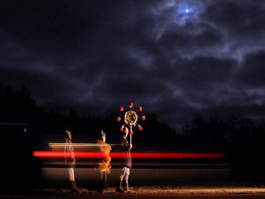 La luna llena ilumina la Navidad durante las celebraciones en Bielorrusia