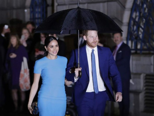 Meghan y Harry regresan a Inglaterra por primera vez tras abandonar sus roles reales   