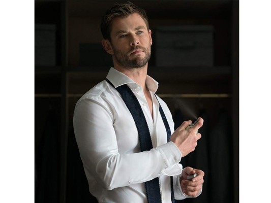 Chris Hemsworth se muestra sin camisa y mojado.