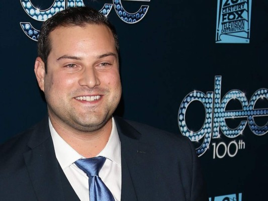 Max Adler, quien también pertenece al elenco, no tuvo palabras para expresar el dolor y solo colocó emoticonos de llanto por medio de Twitter.<br/>
