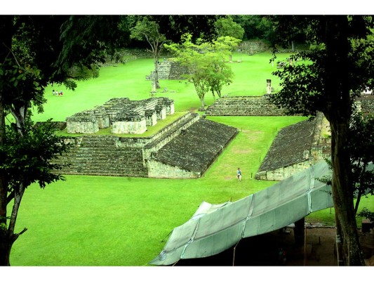 ES EL ÚNICO SITIO PATRIMONIO DE LA HUMANIDAD EN HONDURAS. Hace 40 años, en 1980, el sitio de Copán Ruinas fue inscrito en la Lista del Patrimonio Mundial de la Unesco. Los criterios tomados en cuenta para esa inscripción fueron la edificación de la ciudadela, con sus templos, plazas, terrazas y otras características, que representa un tipo de complejo arquitectónico y escultórico entre los más característicos de los Mayas. Además, la larga inscripción en la Escalera Jeroglífica, el texto inscrito más extenso en la región maya, que es de extraordinaria importancia histórica.