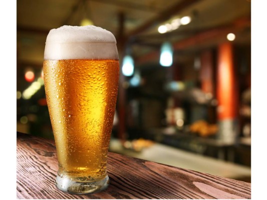 La cerveza incrementa el colesterol bueno, mejora la coagulación de la sangre y favorece la digestión