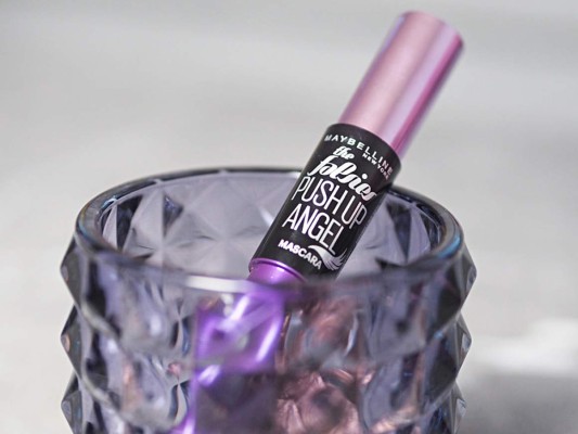 Push Up Angel Mascara, deja que tu mirada sea tu mejor carta de presentación, esta nueva máscara de pestañas te dará el volumen deseado sin necesidad de pestañas postizas.