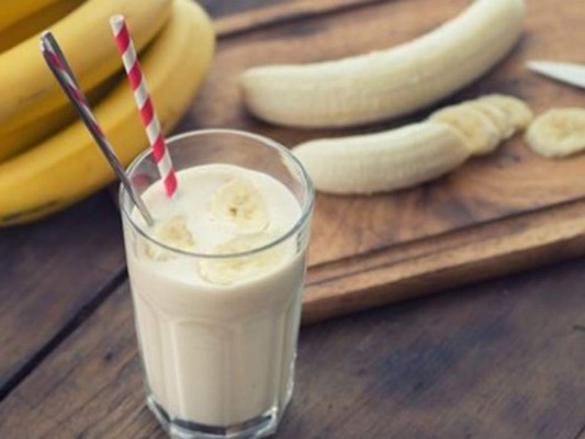 Batido de banano: Comienza a elaborar esta maravillosa bebida con dos bananos, medio litro de leche descremada, dos cucharadas de miel pura de abejas y un cuarto de taza de canela y granola.