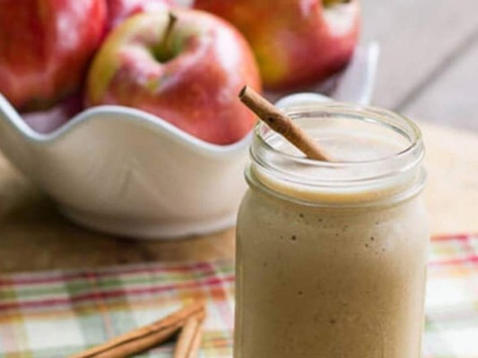 Batido de manzana: No podía faltar la manzana como una receta para poder aumentar la masa muscular. Este batido se elabora con una taza de yogurt light natural, una manzana, una cucharada de miel, media taza de almendras, canela y medio litro de leche descremada.