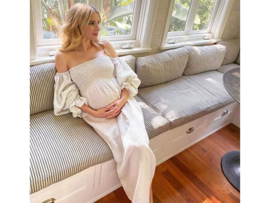 Emma Roberts<br/>'Yo y mis dos chicos', escribió la actriz a través de Instagram. La estrella espera su primer hijo junto a Garret Hedlun.