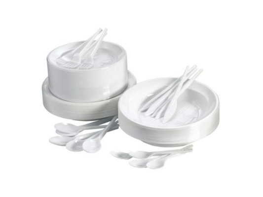 Utensilios de cocina plásticos como: platos y vasos desechables.