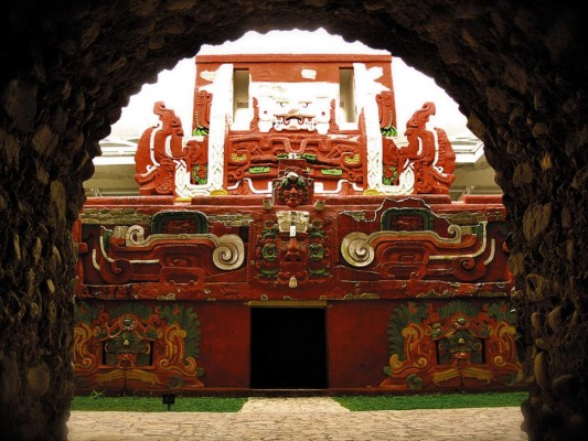 TEMPLO ROSALILA. Réplica del templo Rosalila, construido en el año 571 d. C por el décimo gobernante de la dinastía maya Luna Jaguar, y que se encuentra debajo de la pirámide 16 del complejo arqueológico maya de Copán. El templo se utilizaba para diversas ceremonias, entre ellas el culto al rey de Copán, K'inich Yax K'uk' Mo', que se identificaba con el Sol. El templo fue descubierto por el arqueólogo hondureño Ricardo Agurcia Fasquelle, el 23 de junio del año 1989. Fue construido por los mayas y después enterrado, sin destruir, para la construcción de otra pirámide encima de él, lo que ha permitido que se conserve intacto, con todos sus frisos de estuco policromado.