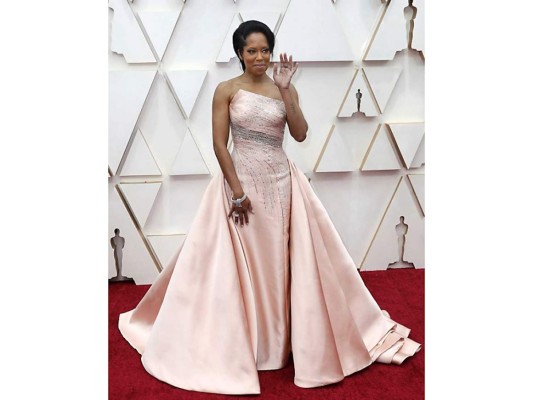 La actriz Regina King con su vestido rosa de Versace y sandalias de Stuart Weitzman.
