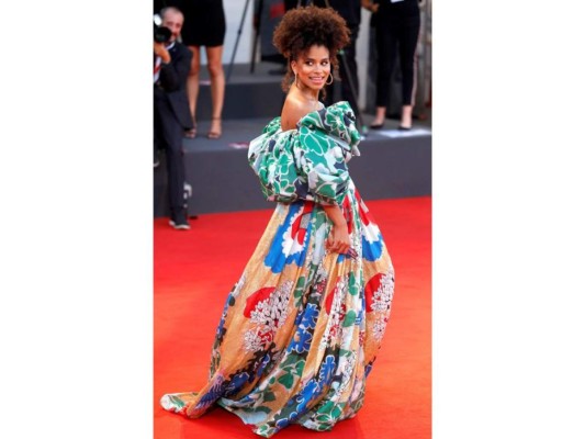 Zazie Beetz<br/><br/>La alemana, protagonistas mas esperado por la crítica de cine “El Joker”, lucio los colores voluminoso diseño de escote Bardot y mangas globo obra de la línea de Alta Costura de la firma Valentino. <br/>