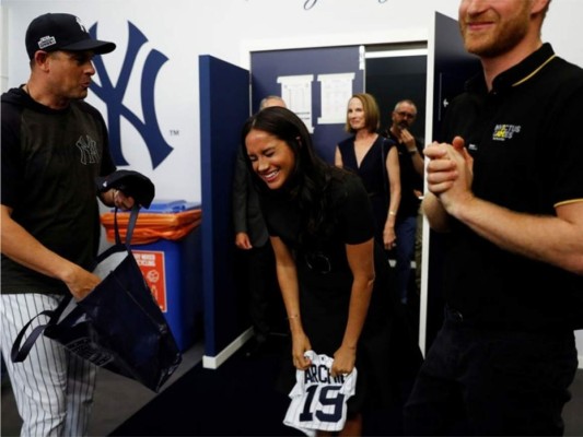 Meghan y Harry hacen aparición sorpresa en partido de baseball