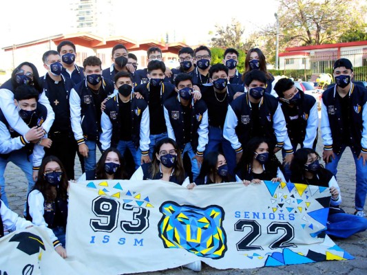 El entusiasmo y la alegría fue de muchas emociones en una radiante mañana en la que los alumnos de la generación 2022 del Instituto san Miguel realizaron su esperada senior entrance. Los alumnos se reunieron emocionados con sus originales jackets y llenos de entusiasmo recorrieron las principales calles de Tegucigalpa a bordo de divertidos automoviles decorado con globos. El desfile hizo una de las primeras paradas en el templo san Juan Bosco donde se celebro una misa de acción de gracias para los futuros profesionales. La celebración finalizó en las instaciones del colegio, donde fueron recibidos con aplausos y ovaciones por padres de familia y autoridades del centro educativo. (Fotos por: Tete Alemán y Pochi Molina)