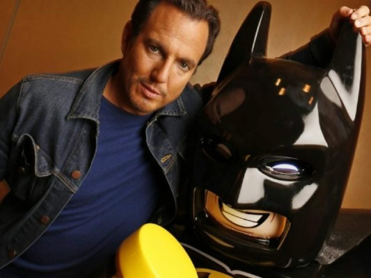 Will Arnett<br/>Este actor dio la voz al personaje de Batman en la película de LEGOS, su caracterización fue muy aceptada y divertida para la audiencia.